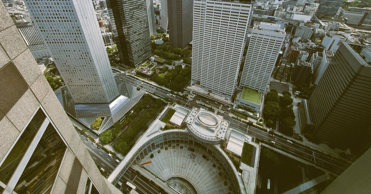 The Megacities That Beat the Size Penalty