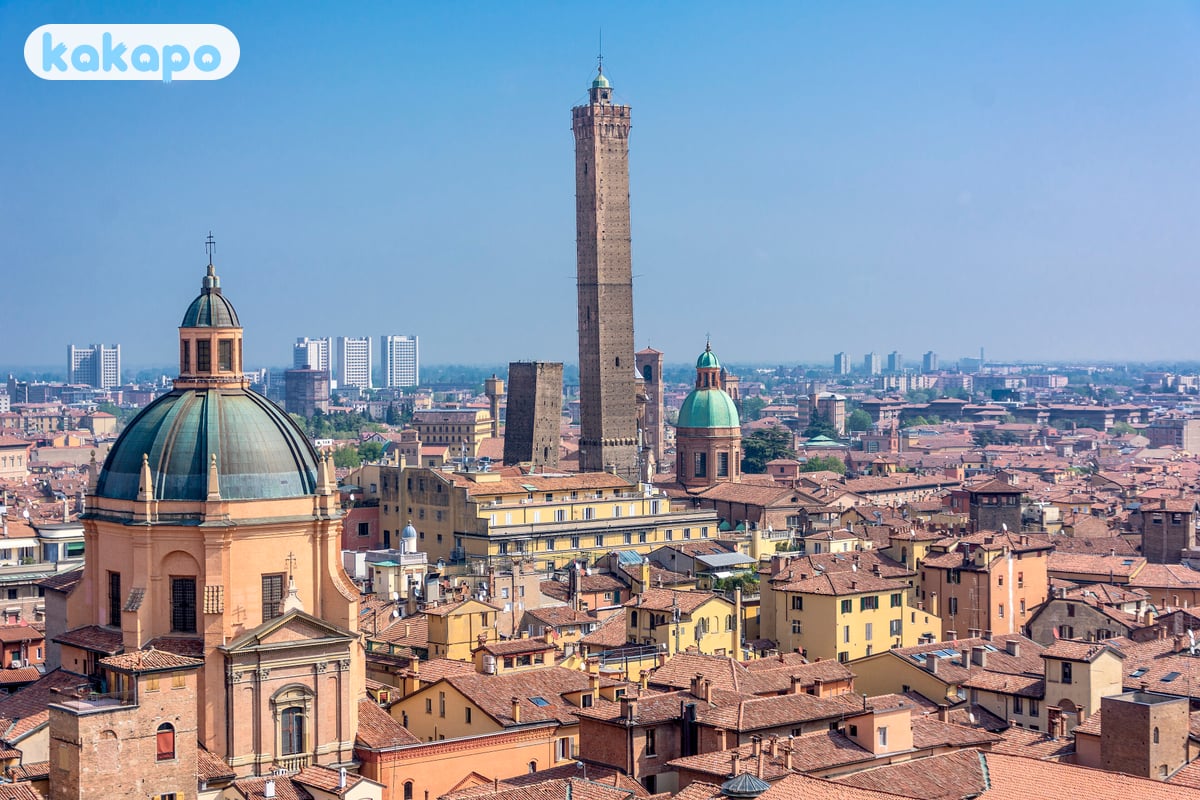 Studentenbar-Viertel — Via Zamboni in Bologna, Italien — Kakapo Reisesicherheits-Leitfaden
