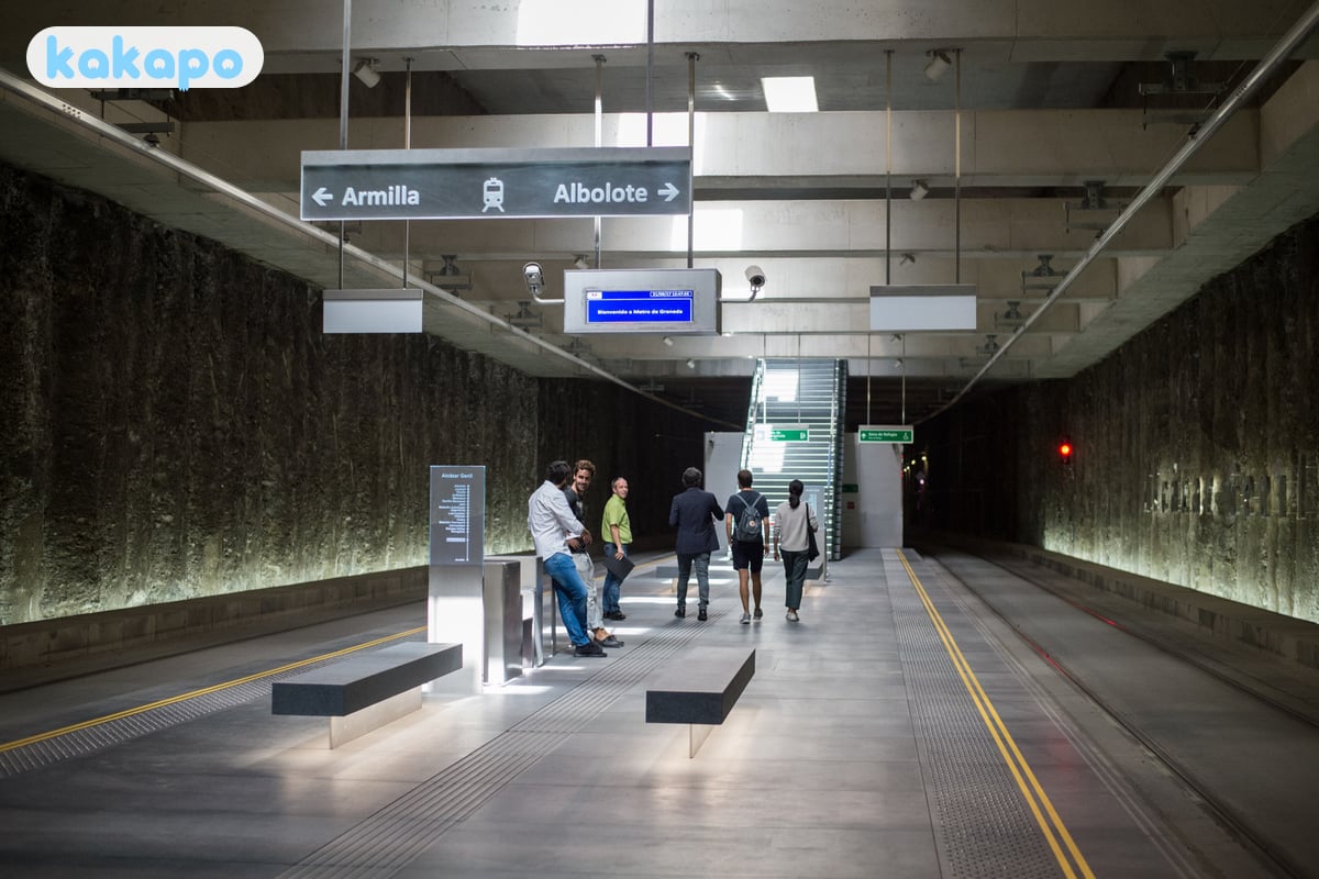 Metro, autobuses, taxis, el aeropuerto in Granada, España — Guía de seguridad de viajes Kakapo