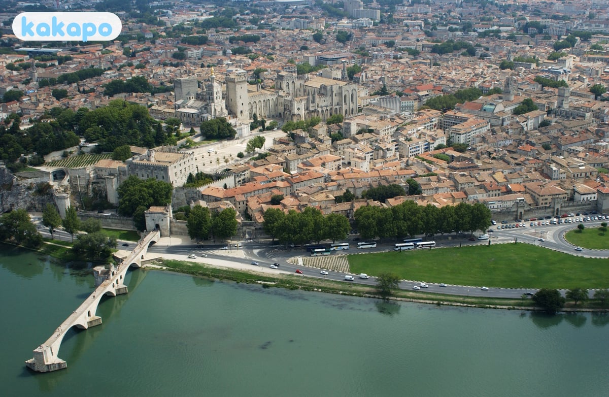 Trains, bus, les aéroports in Avignon, France — Guide de sécurité voyage Kakapo