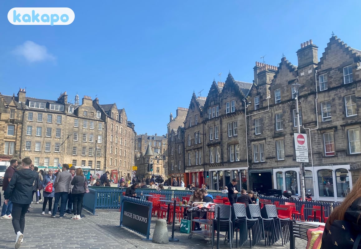 Old Town and the cobbles in Edinburgh, United Kingdom — Kakapo travel safety guide