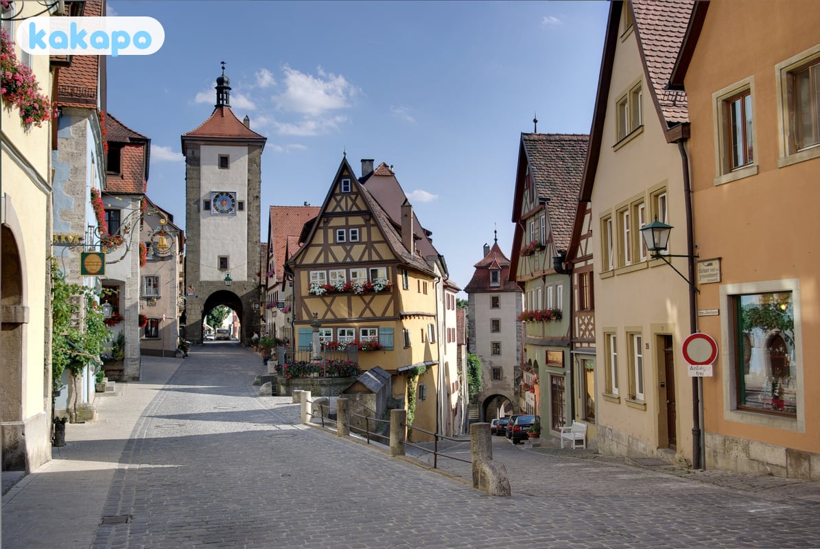 Day-tripper crush — the volume + how to dodge in Rothenburg ob der Tauber, Germany — Kakapo travel safety guide
