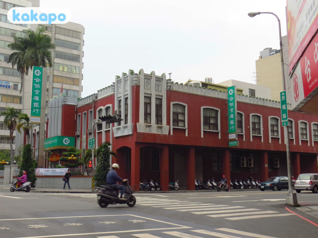 Scooters and crossing the road in Taichung, Taiwan — Kakapo travel safety guide