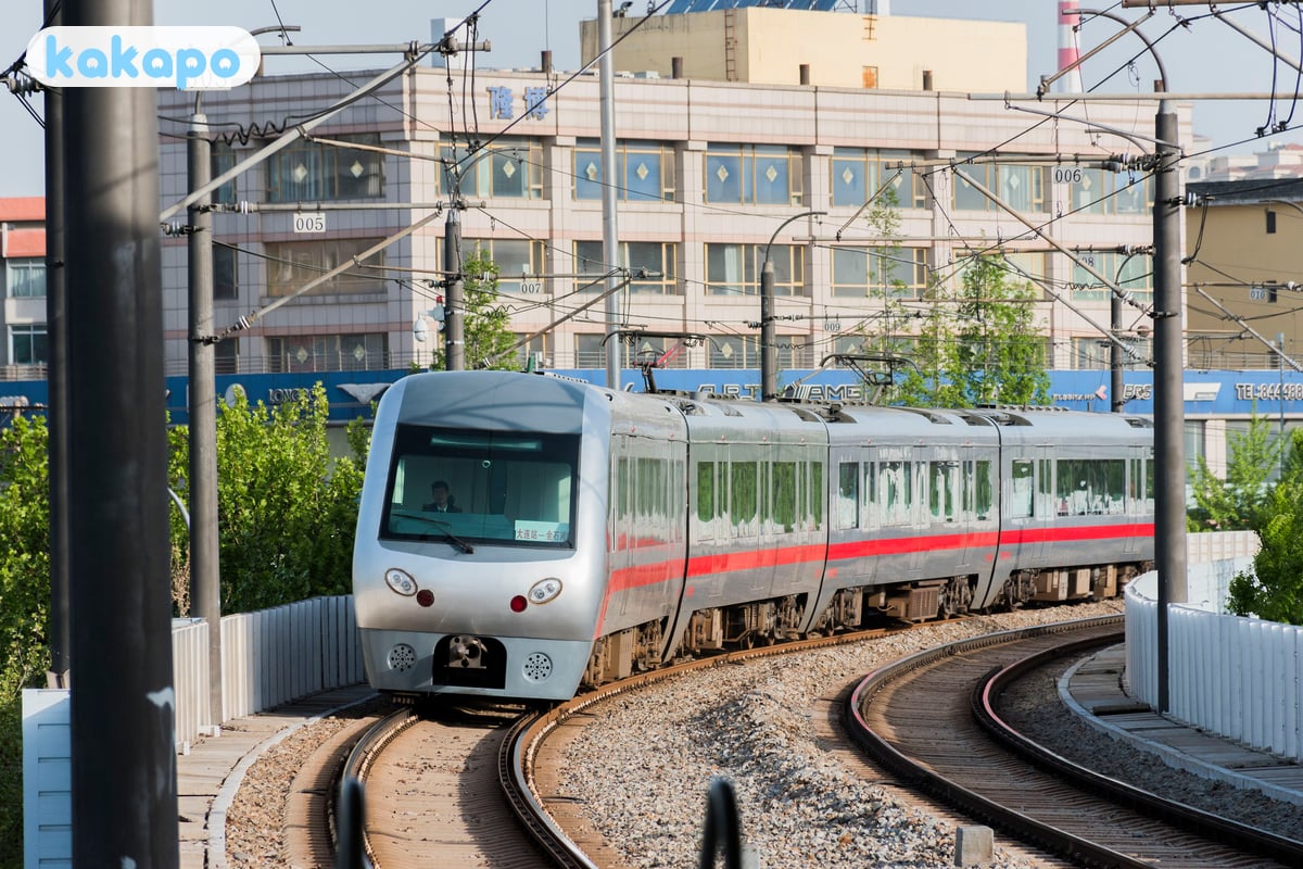Trasporti — metro, treno ad alta velocità, aeroporto, il traghetto Yantai in Dalian, China — Guida sicurezza viaggi Kakapo