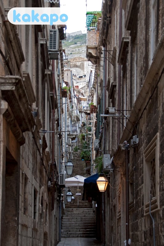 Ruas de mármore — o padrão de escorregamento in Dubrovnik, Croácia — Guia de segurança de viagem Kakapo
